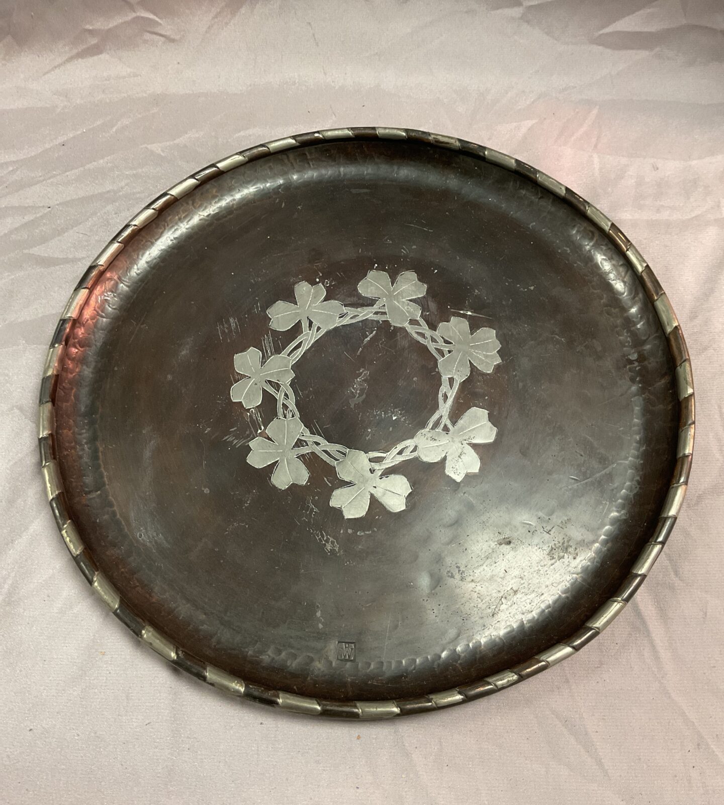 11” hugh wallis round copper tray 1930/40 pewter inlaid with Ivy ring and chevron border