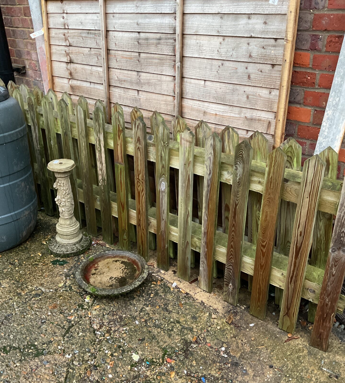 30ft of wooden picket garden fencing