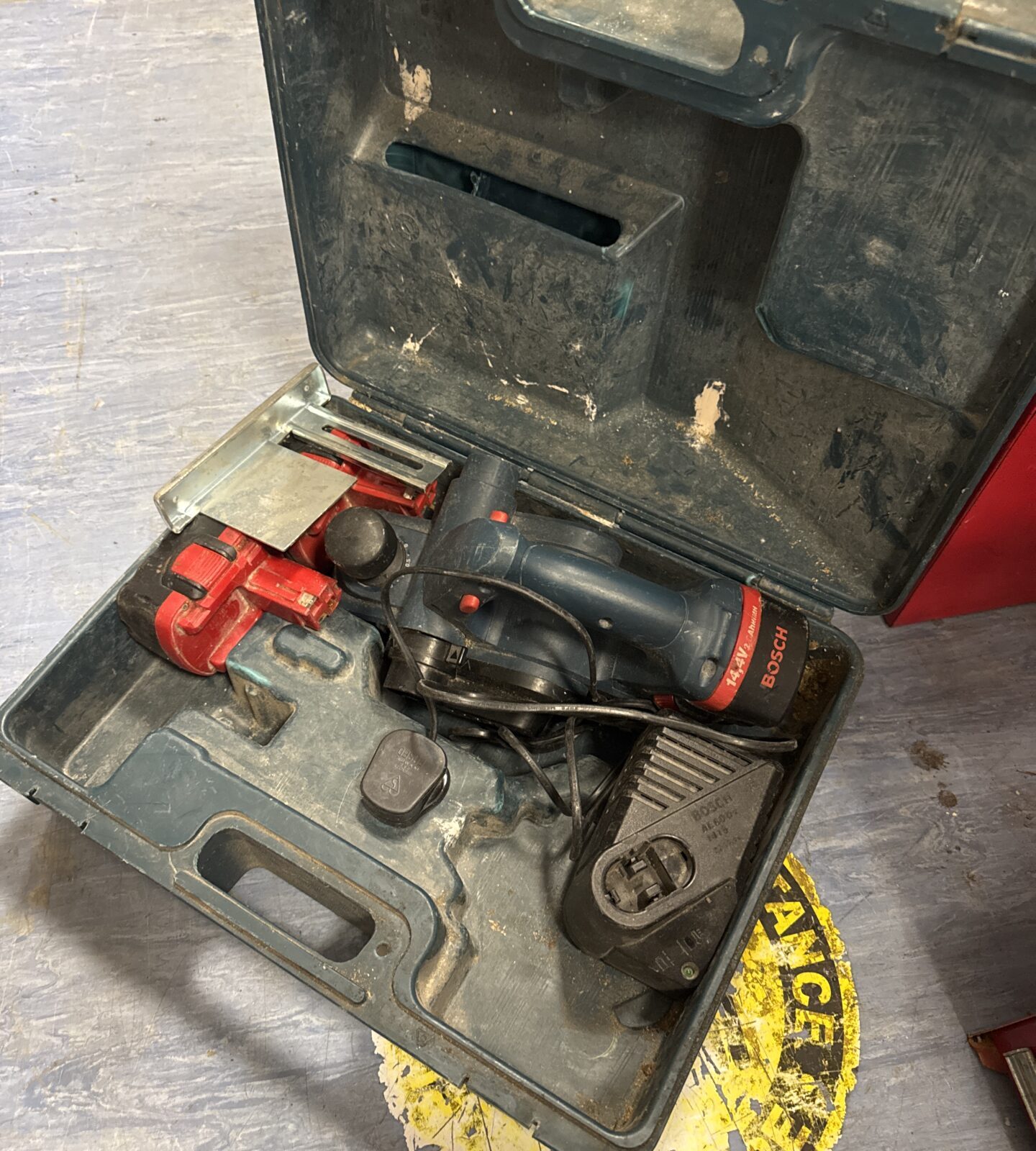 Bosch cordless planer with charger & batteries - untested, batteries flat