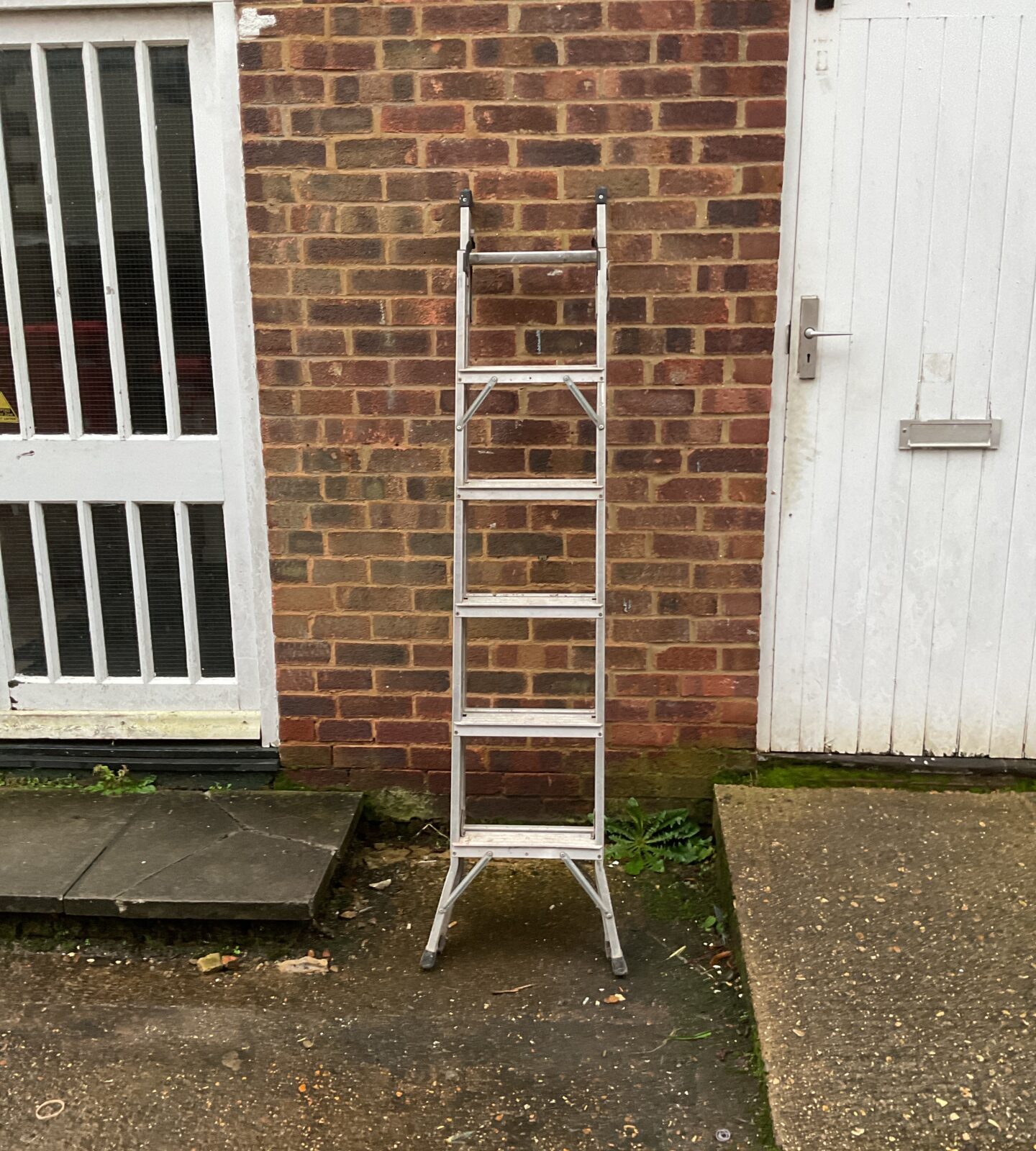 Alluminium extending ladder