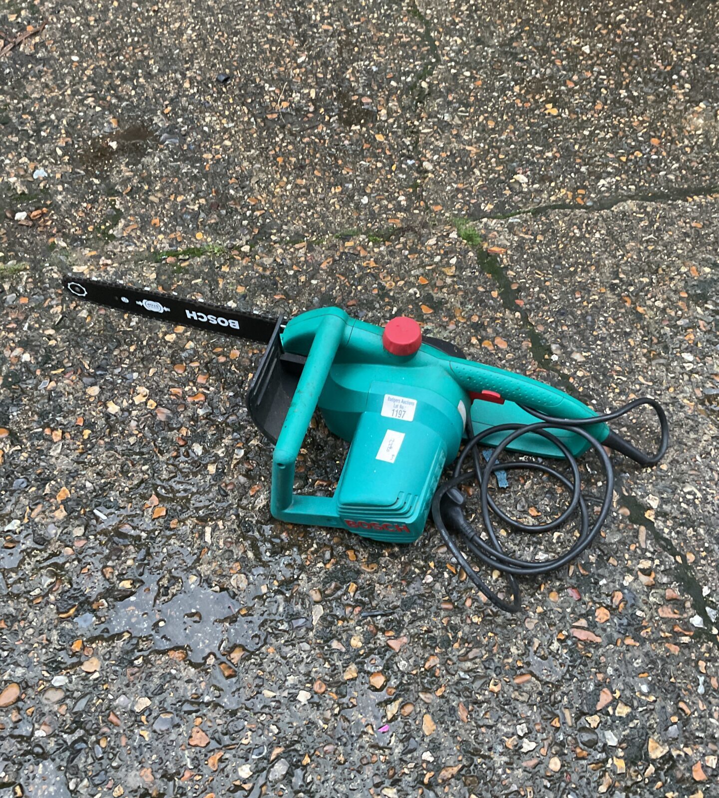 Bosch electric chainsaw working