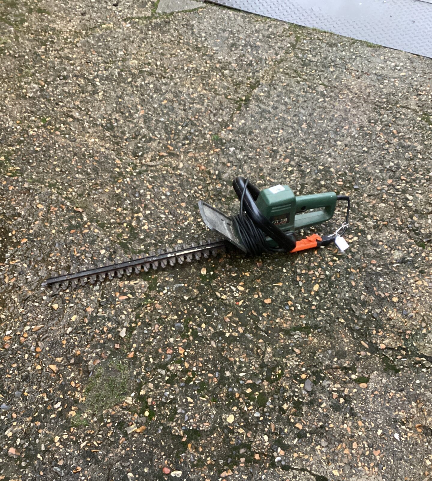 Black and Decker electric hedge trimmer - Image 2