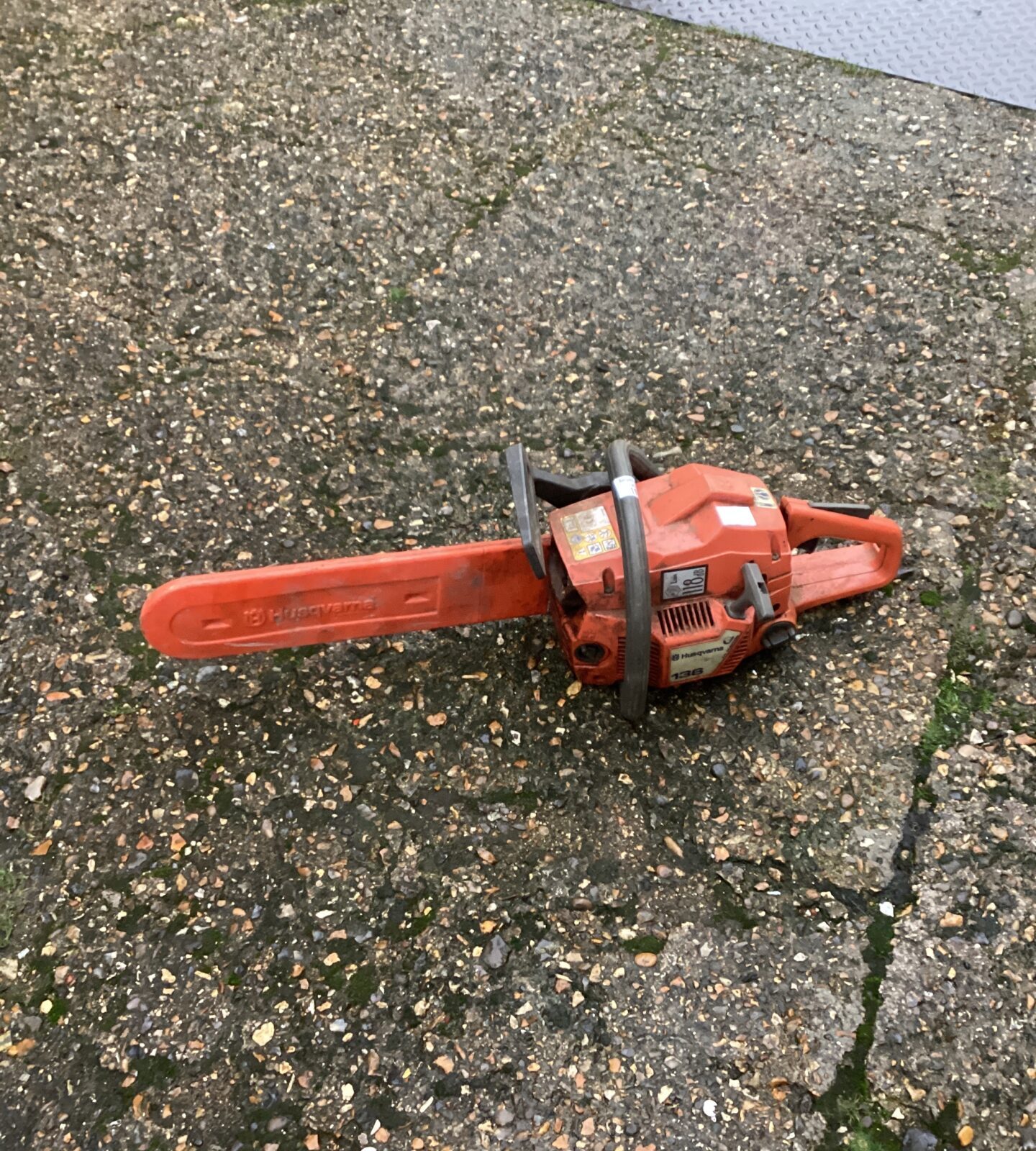 Husqvarna 138 petrol chainsaw