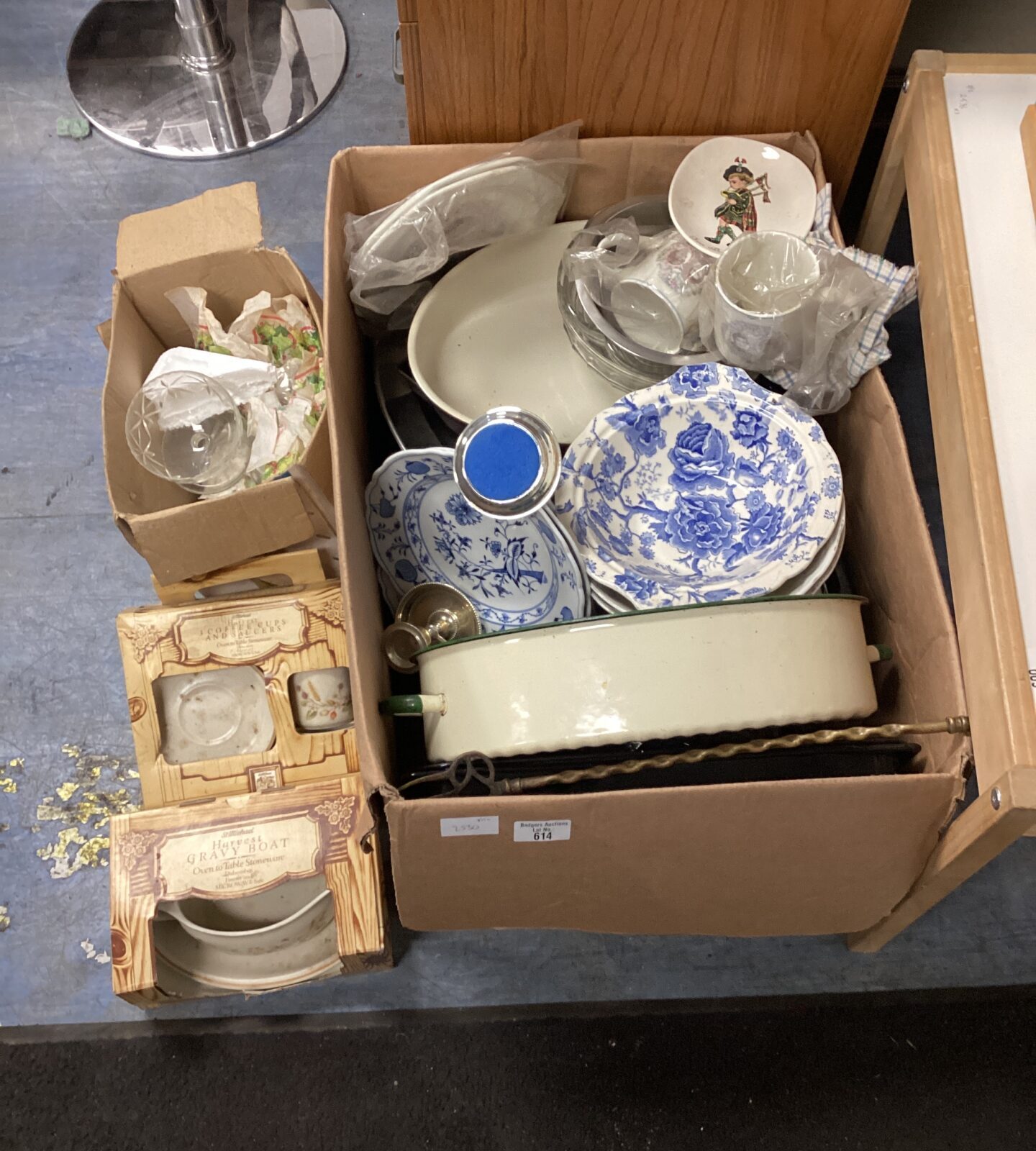 Box of mixed kitchenware inc blue & white china bowls & dishes