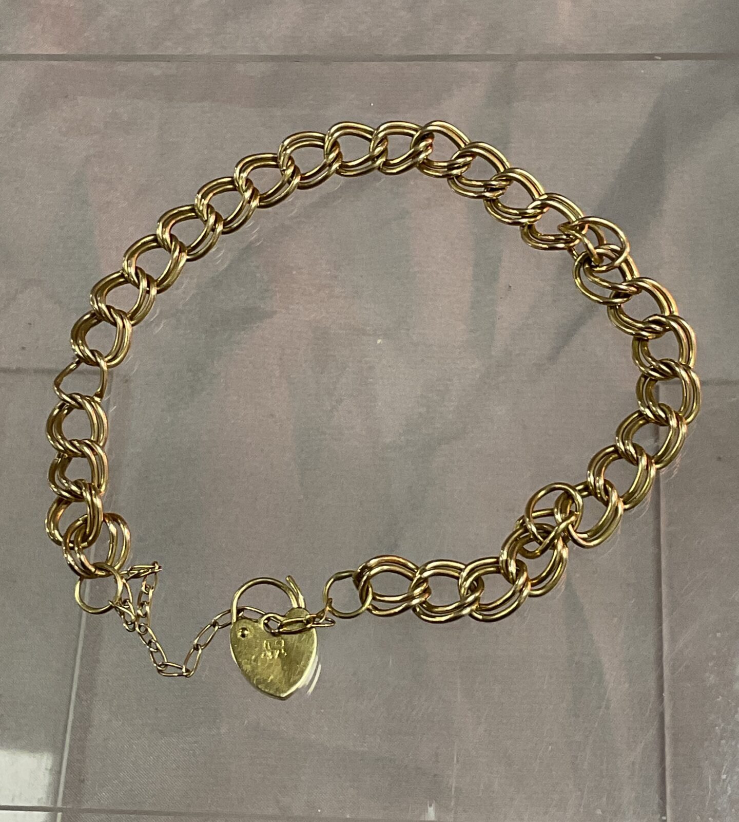 9ct gold padlock clasp bracelet 5.2g