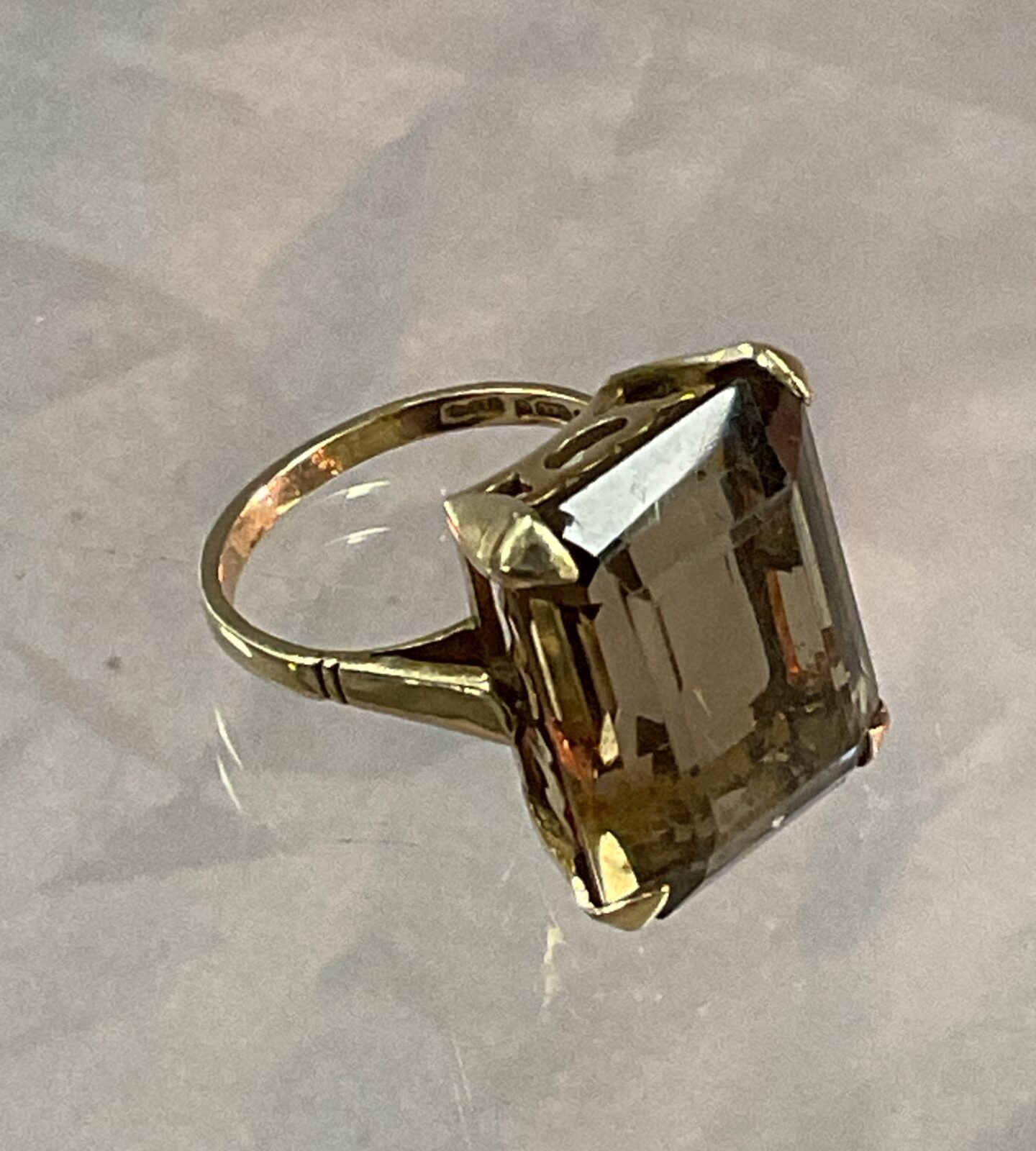 9ct gold ring with large baguette cut Smokey quartz stone size O 7.56g gross