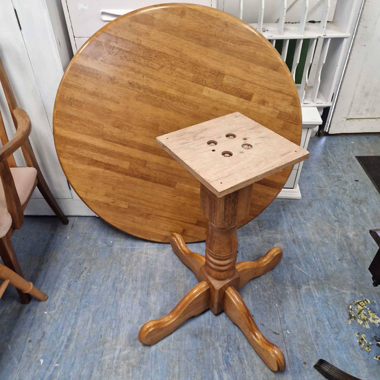 Solid wood round tabke with fittings