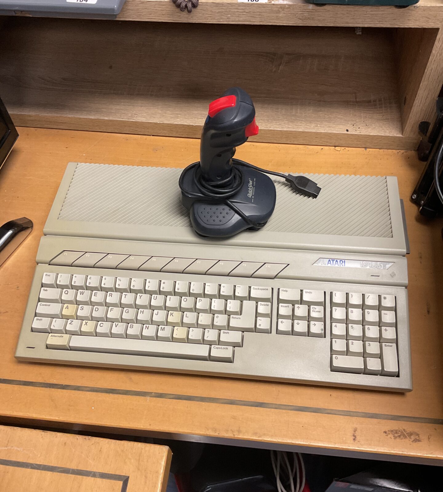 Atari 1040st computer with joystick