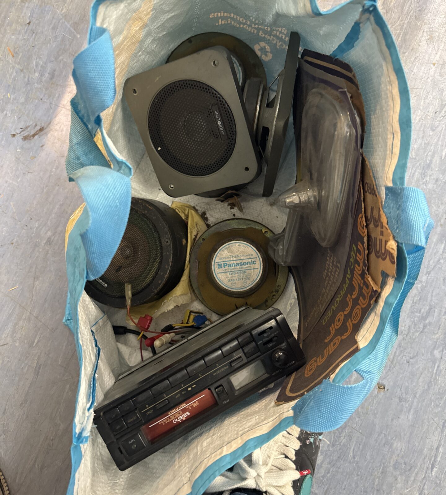 Bag of vintage motoring items inc saisho tape player & Panasonic speakers