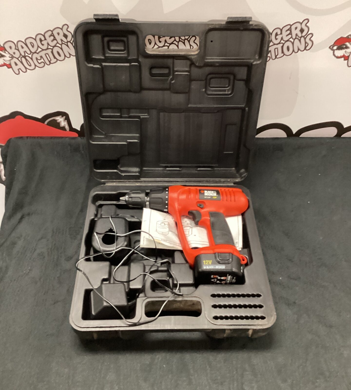 Black & decker drill with case & charger untested