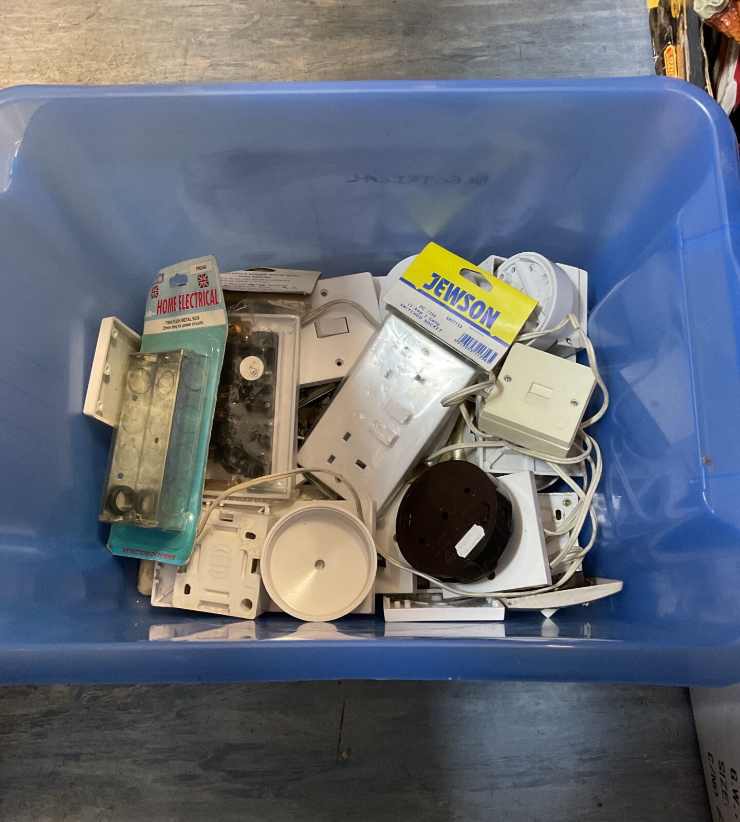 Box of wall plug sockets & light fittings