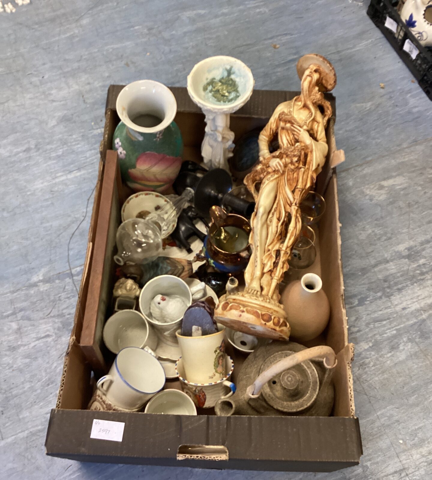 Boxof mixed items inc ornaments and glassware