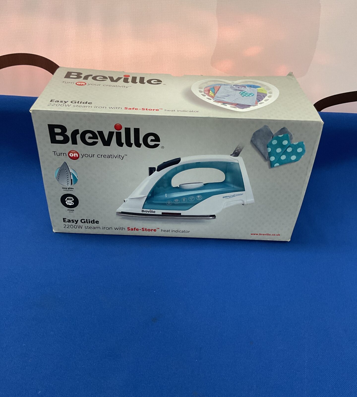 Brevillen 2200w steam iron with safe store heat indicator