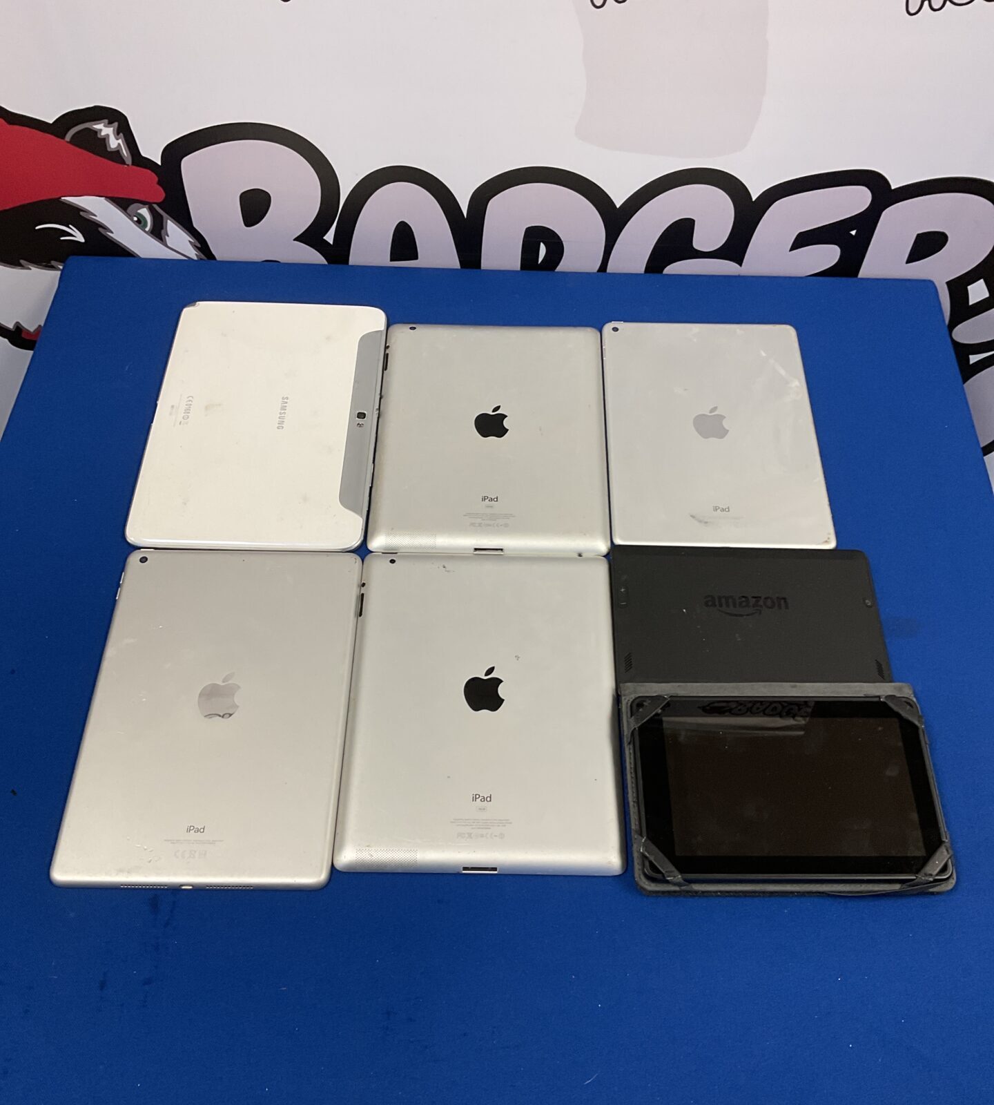 Bundle of tablet computers inc apple ipads