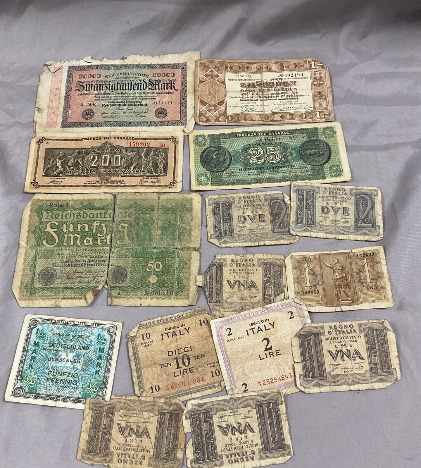 Collection of WW2 German and Italian banknotes