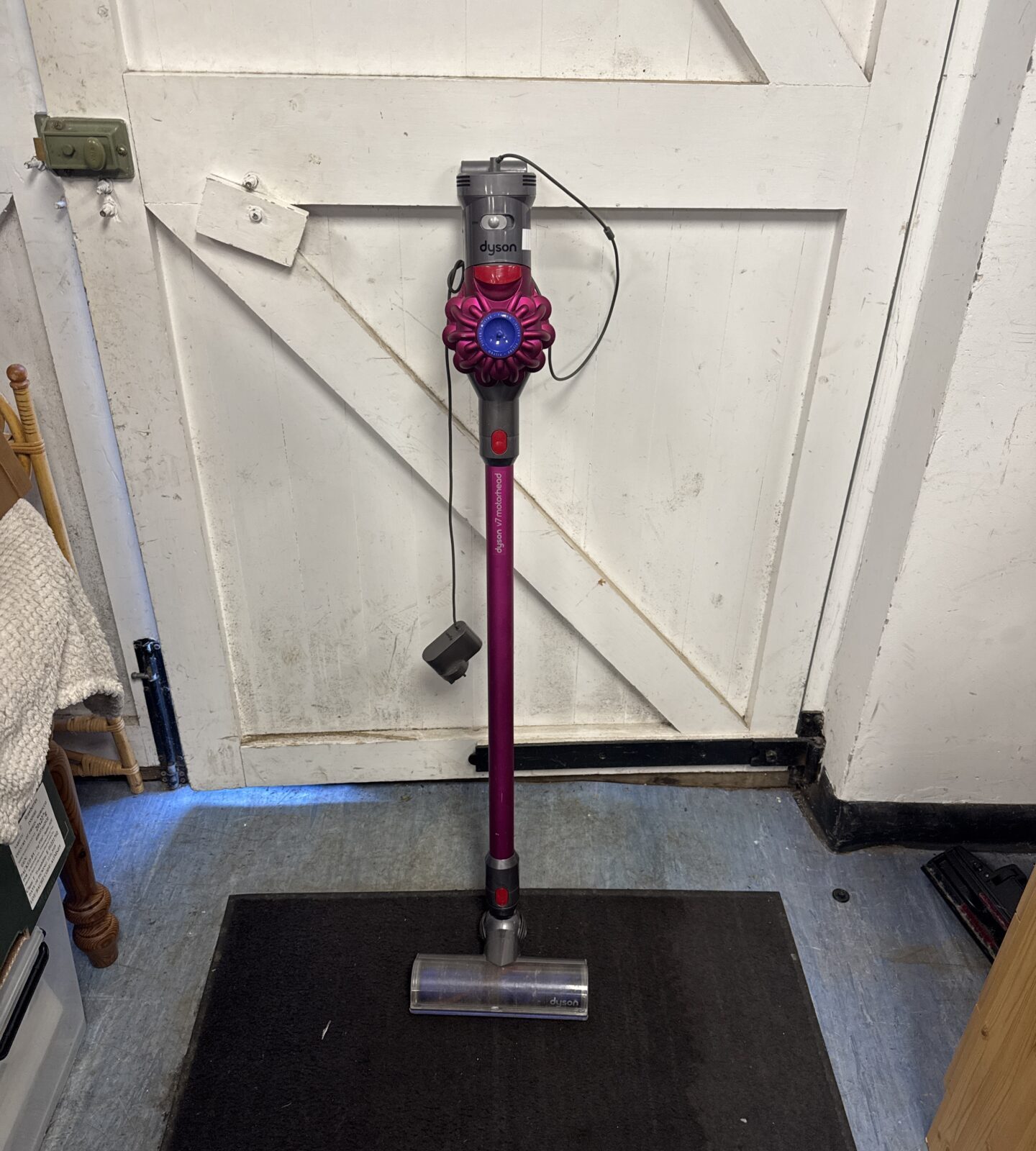 Dyson v7 Motörhead cordless hoover - untested, battery light flashing