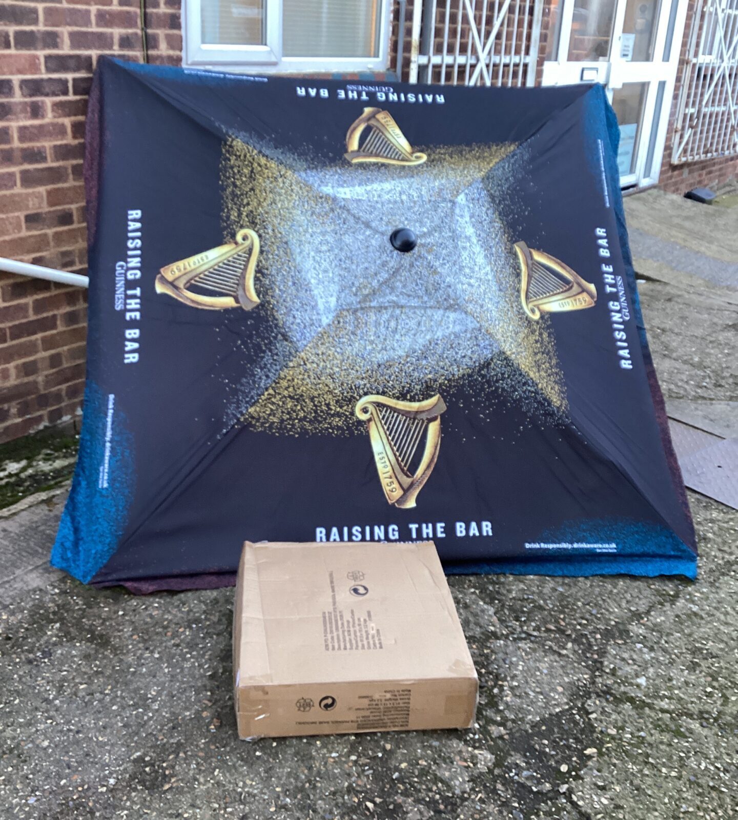 New Guinness pub umbrella with parasol base - Image 2