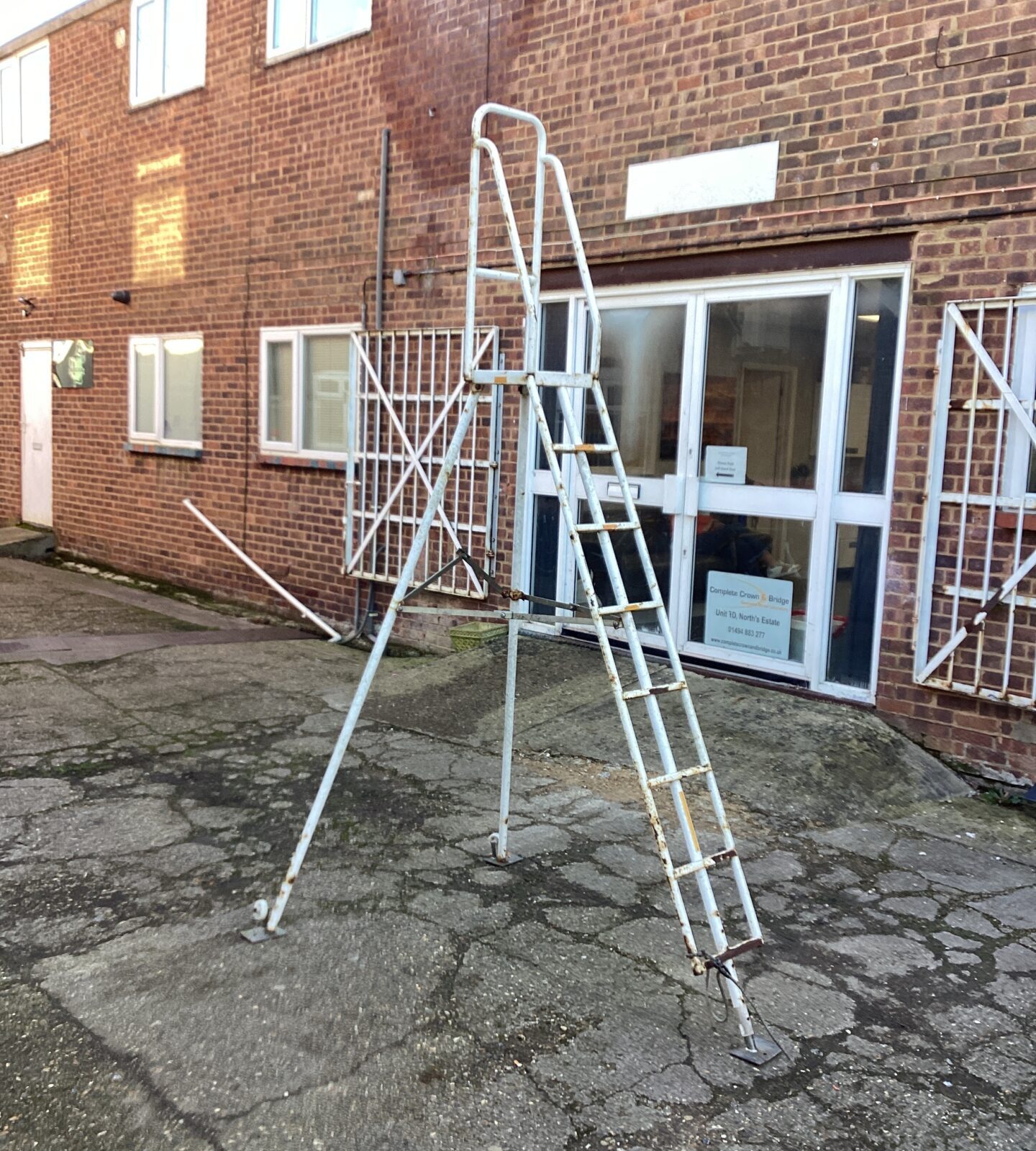 Henchmen Extending Tripod Ladder