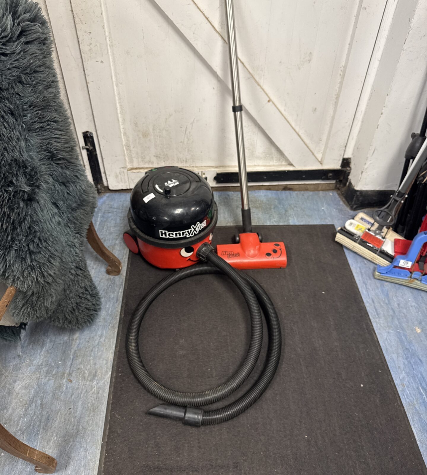 Henryxtra hoover with airo brush - working