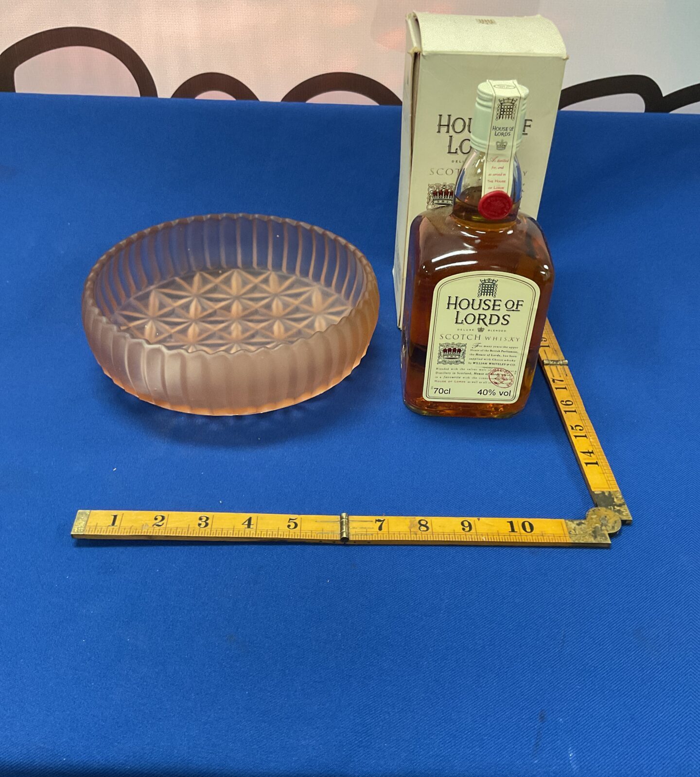 House of lords scotch wiskey 70cl and glass moulded bowl