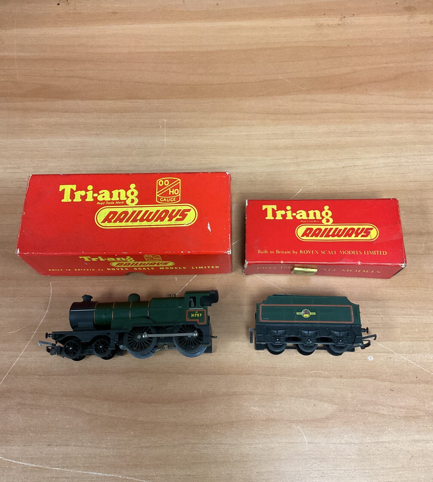 Vintage triang railways 4-4-0 class li loco with green livery & carriage