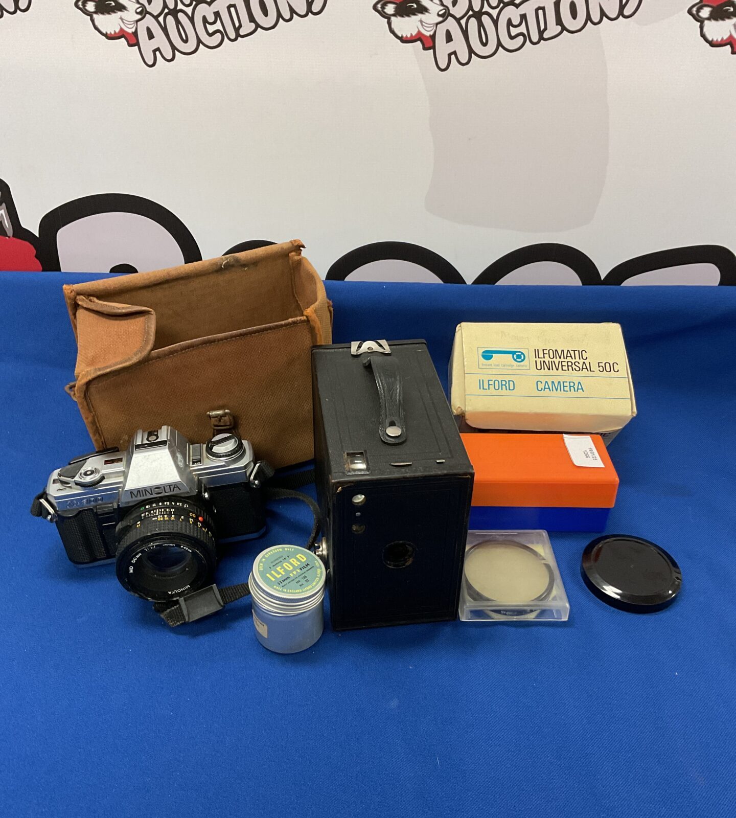 Selection of cameras & accessories including minolta