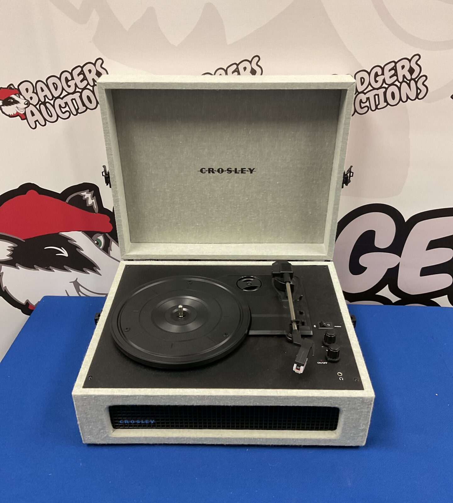 Retro style crosley record player (needs power cable)