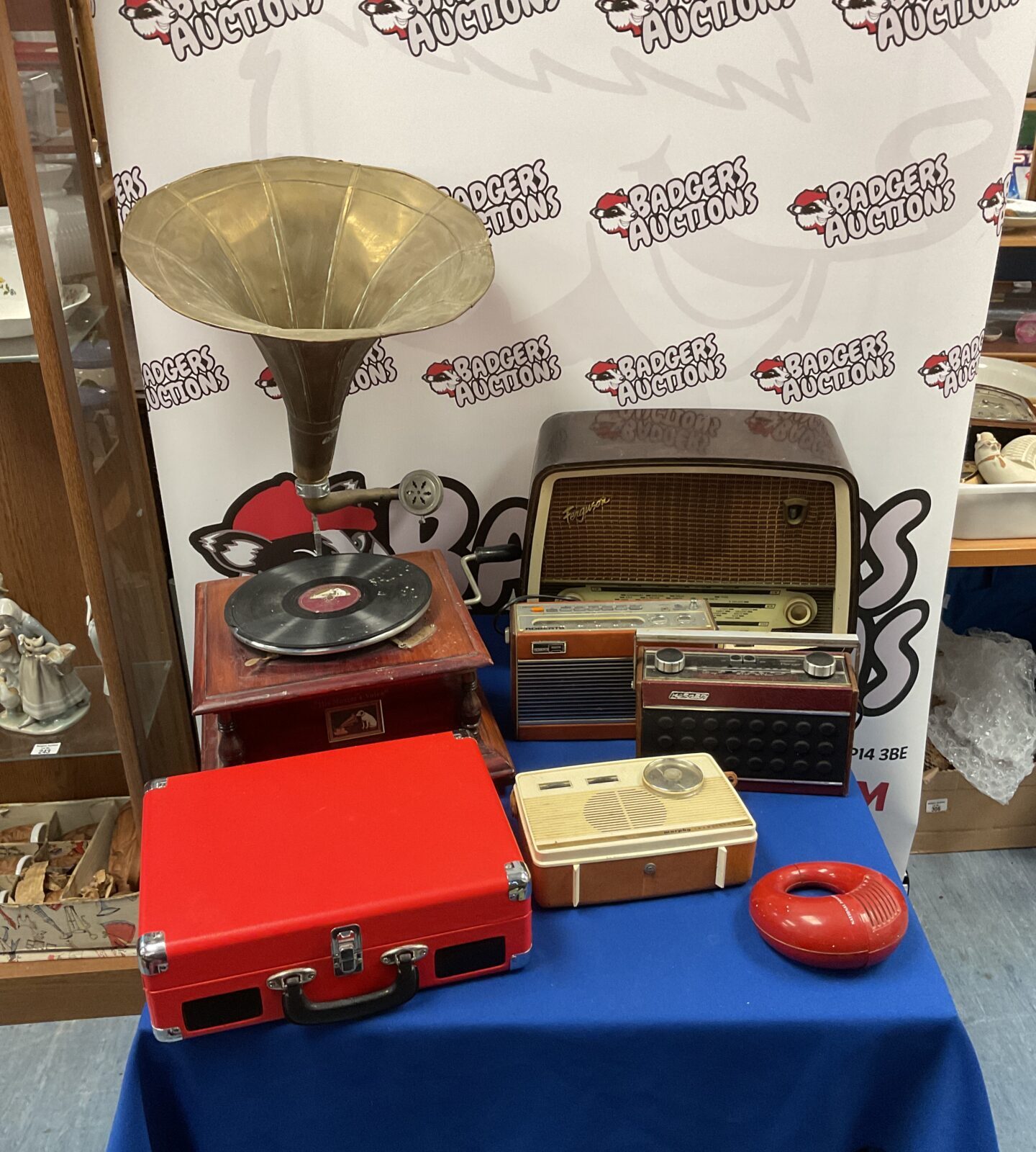 Box of vintage radios & turntables inc working gramophone & Ferguson Bakelite valve radio