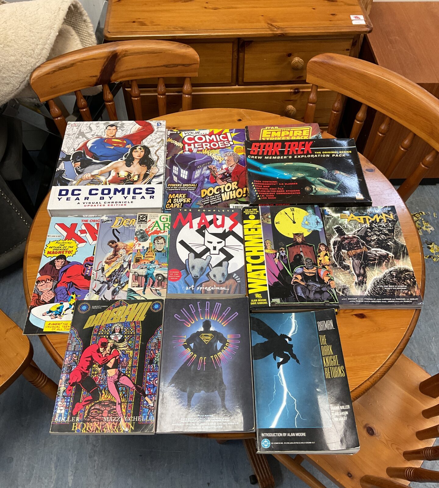 Collection of comics & graphic novels including batman & superman