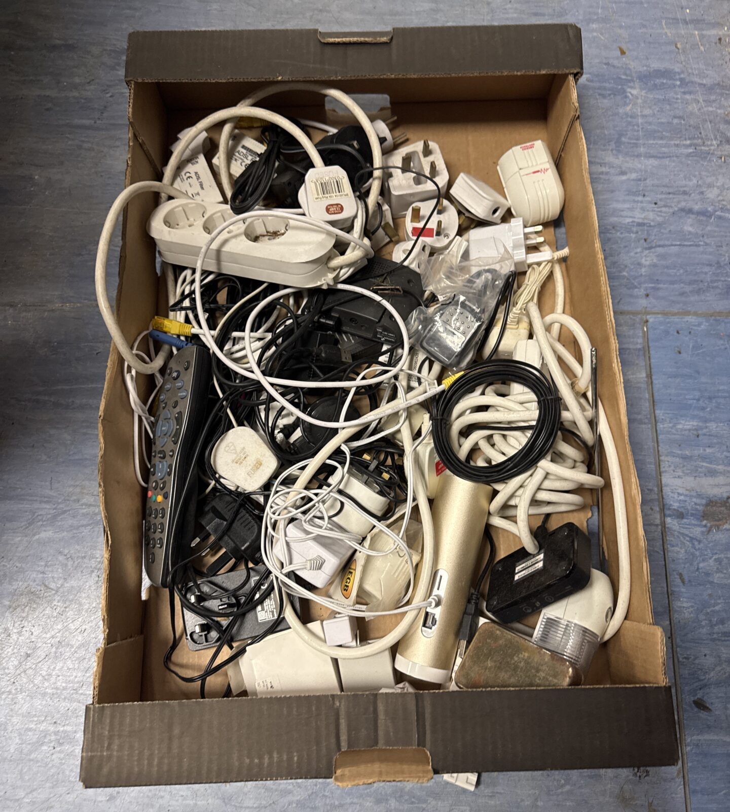 Tray of assorted electricals & plug adapters