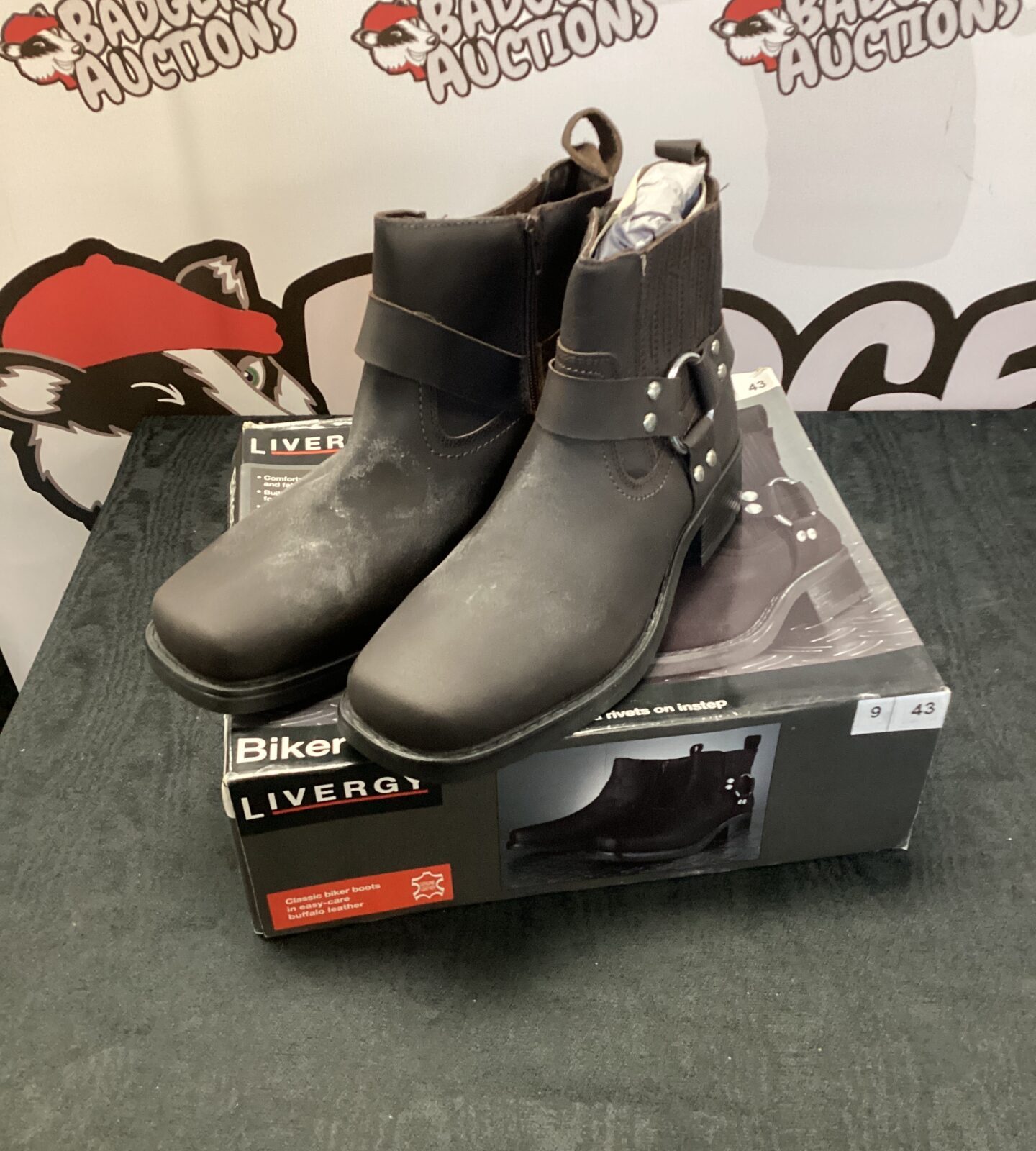 New pair of size 43 livergy biker boots