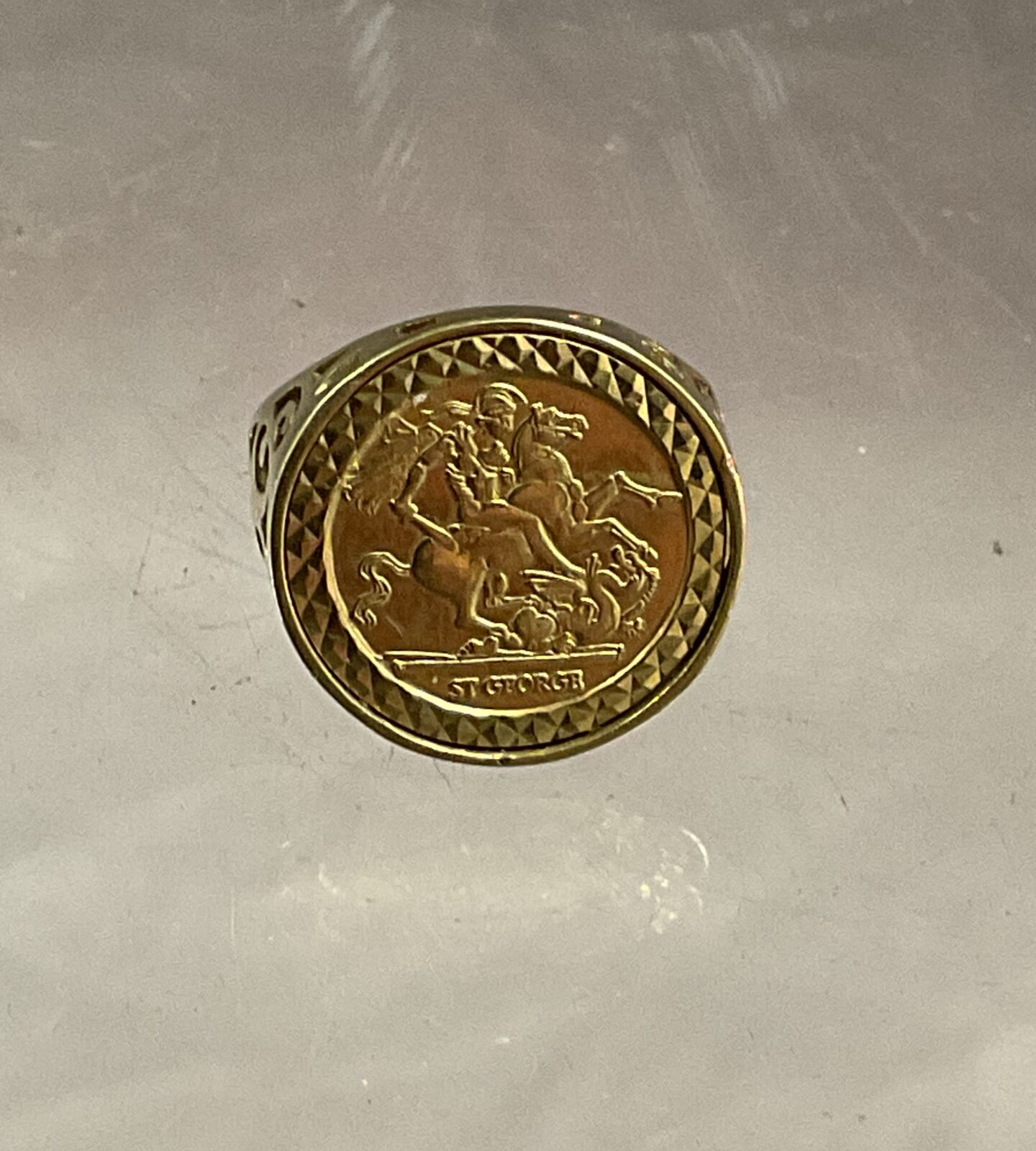 9ct gold St George medal ring 3.52g