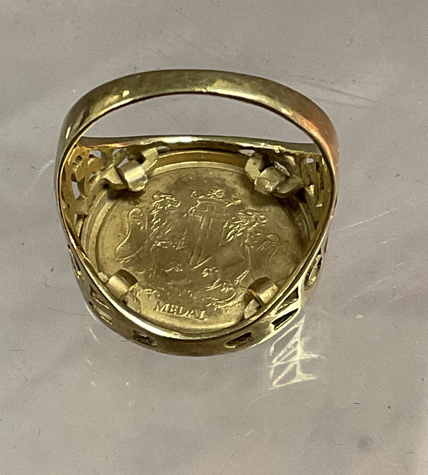 9ct gold St George medal ring 3.52g - Image 2