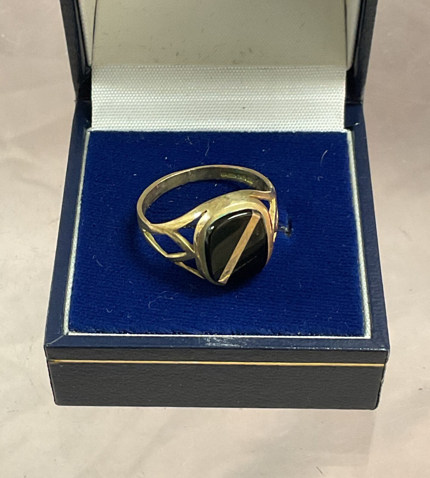 9ct gold onyx ring Size R 2.88g gross