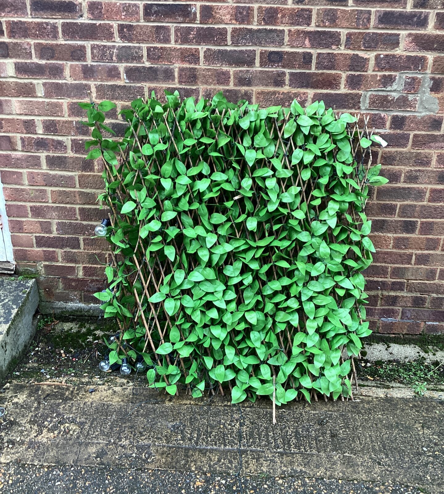 Artificial hedge with lights not tested