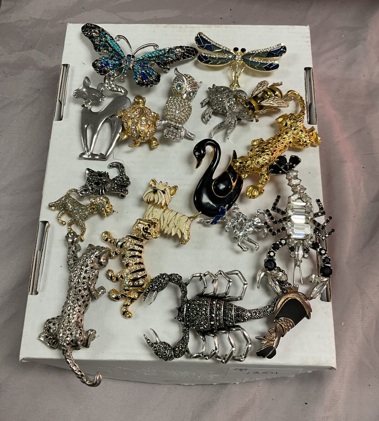 Tray of 17 Assorted Brooches