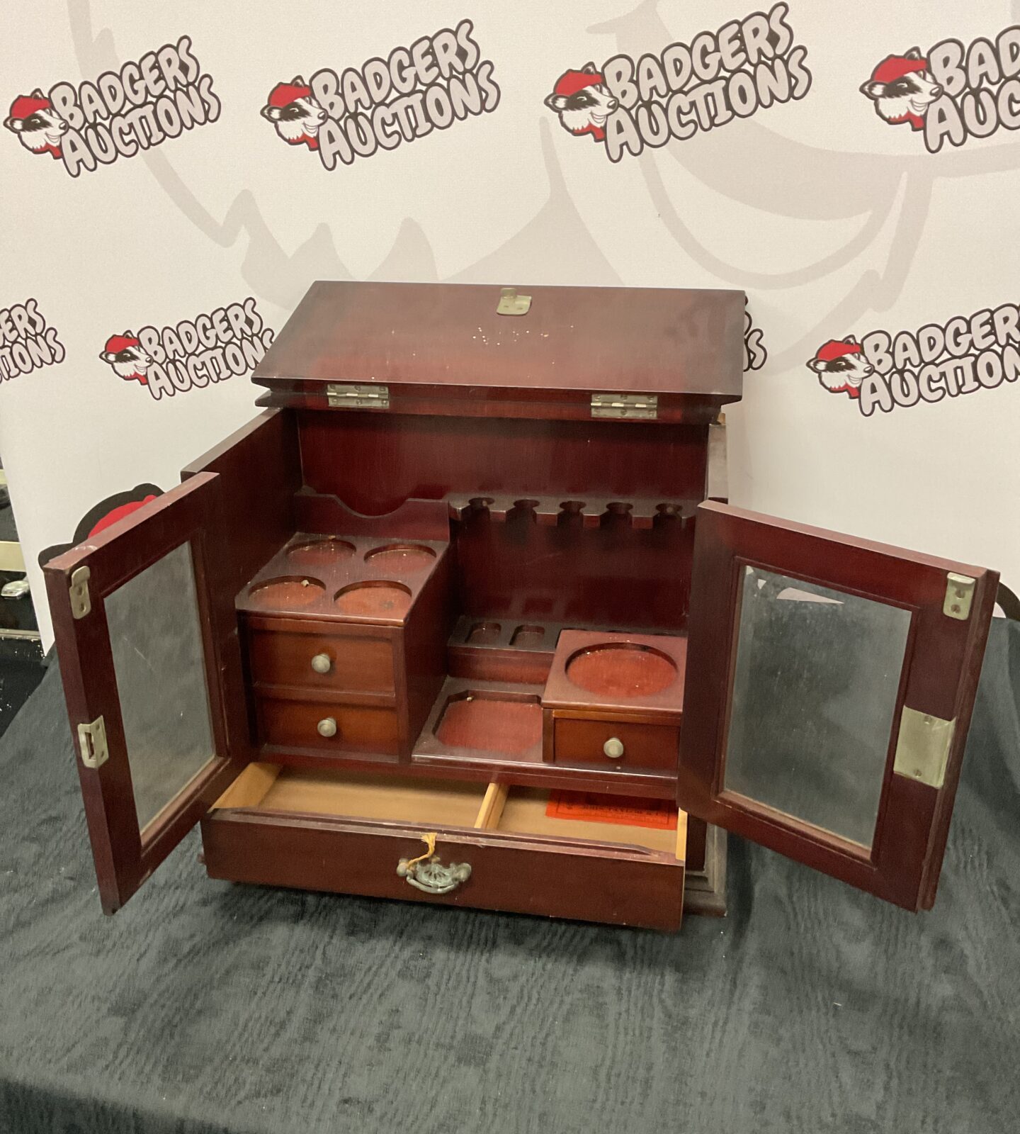 Vintage mahogany apothecary cabinet with key - Image 2