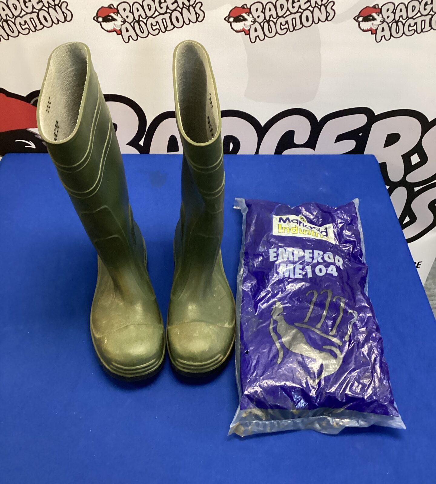 Pair of size 8 wellington boots with new in bag pair of marigolds