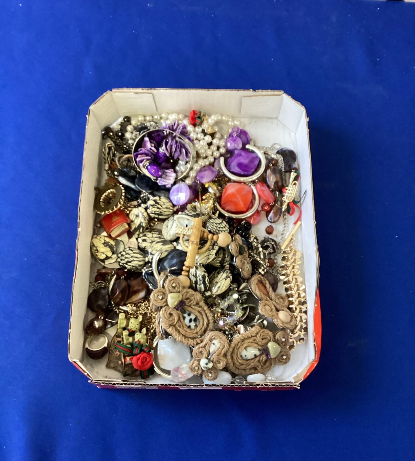 Tray of costume jewellery