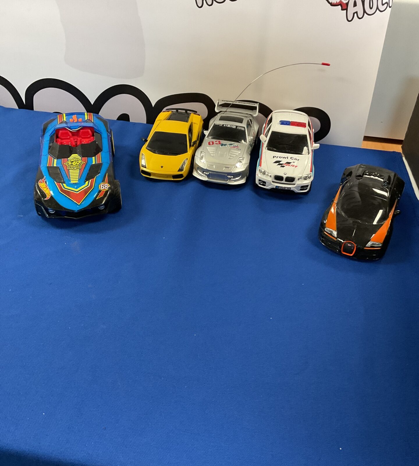 Selection of rc cars inc bugatti, Lamborghini and hotwheels