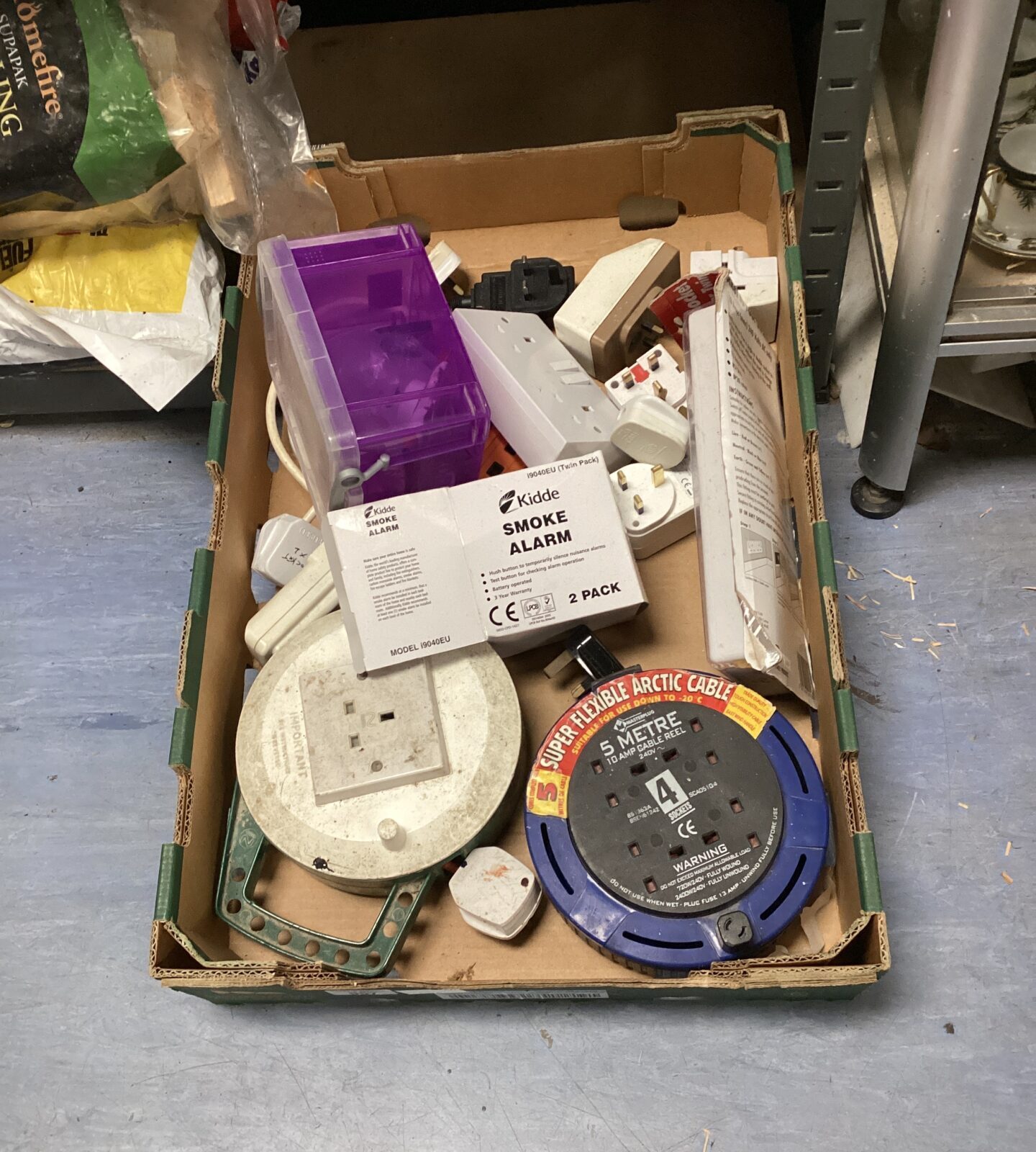 Tray of power extension reels & smoke alarm