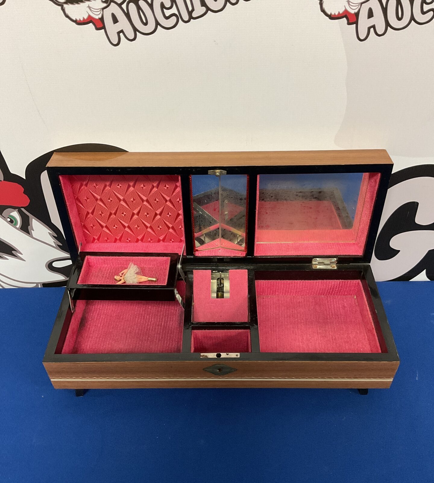 Lacquered Japanese musical jewellery box - Image 2