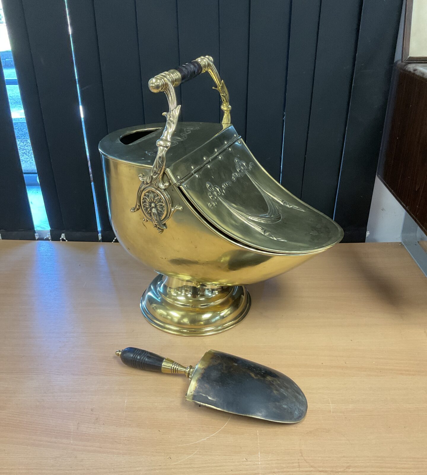 benham and froud single brass lidded coal scuttle with shovel - Image 2