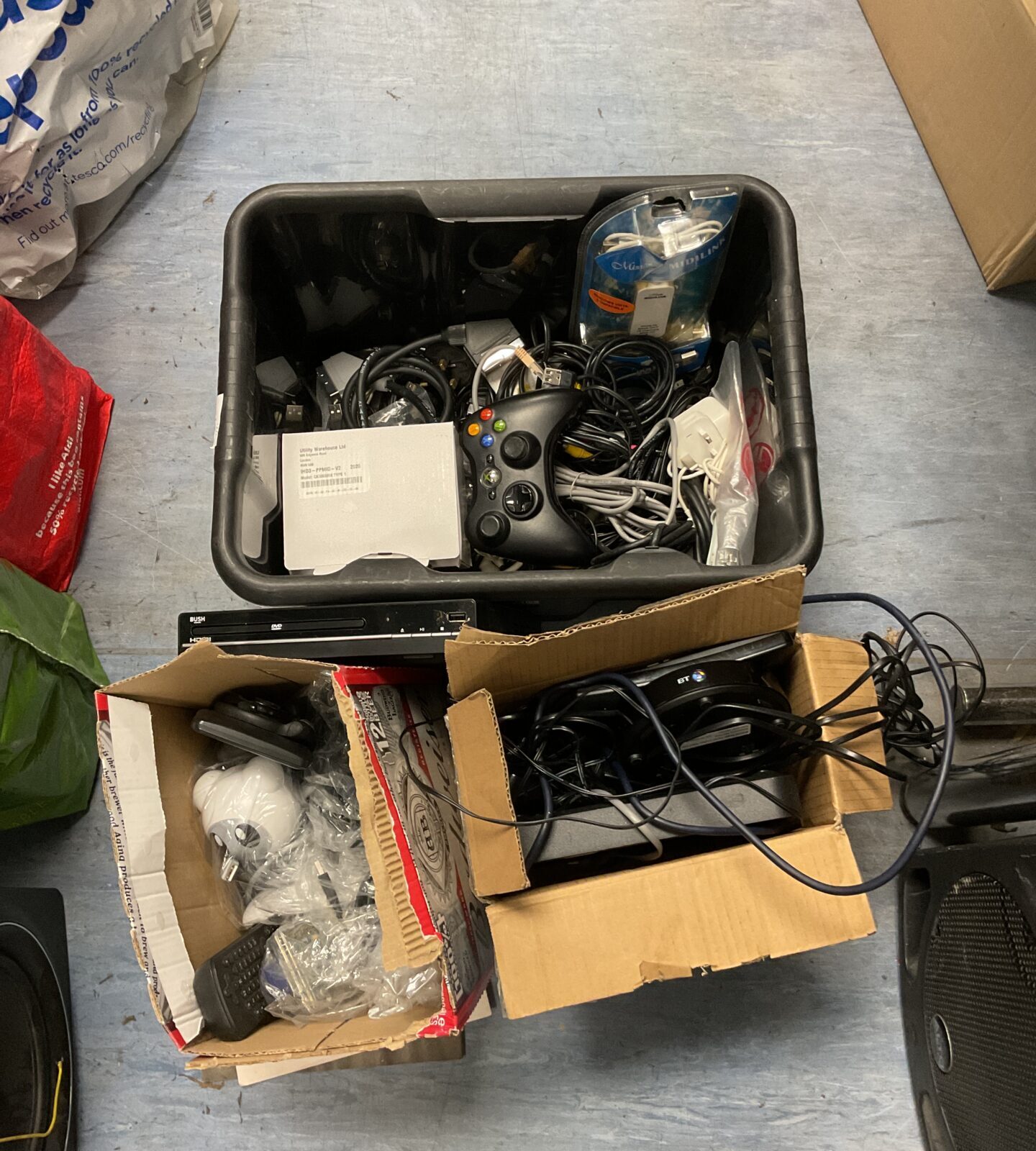 Box of mixed cables & electricals