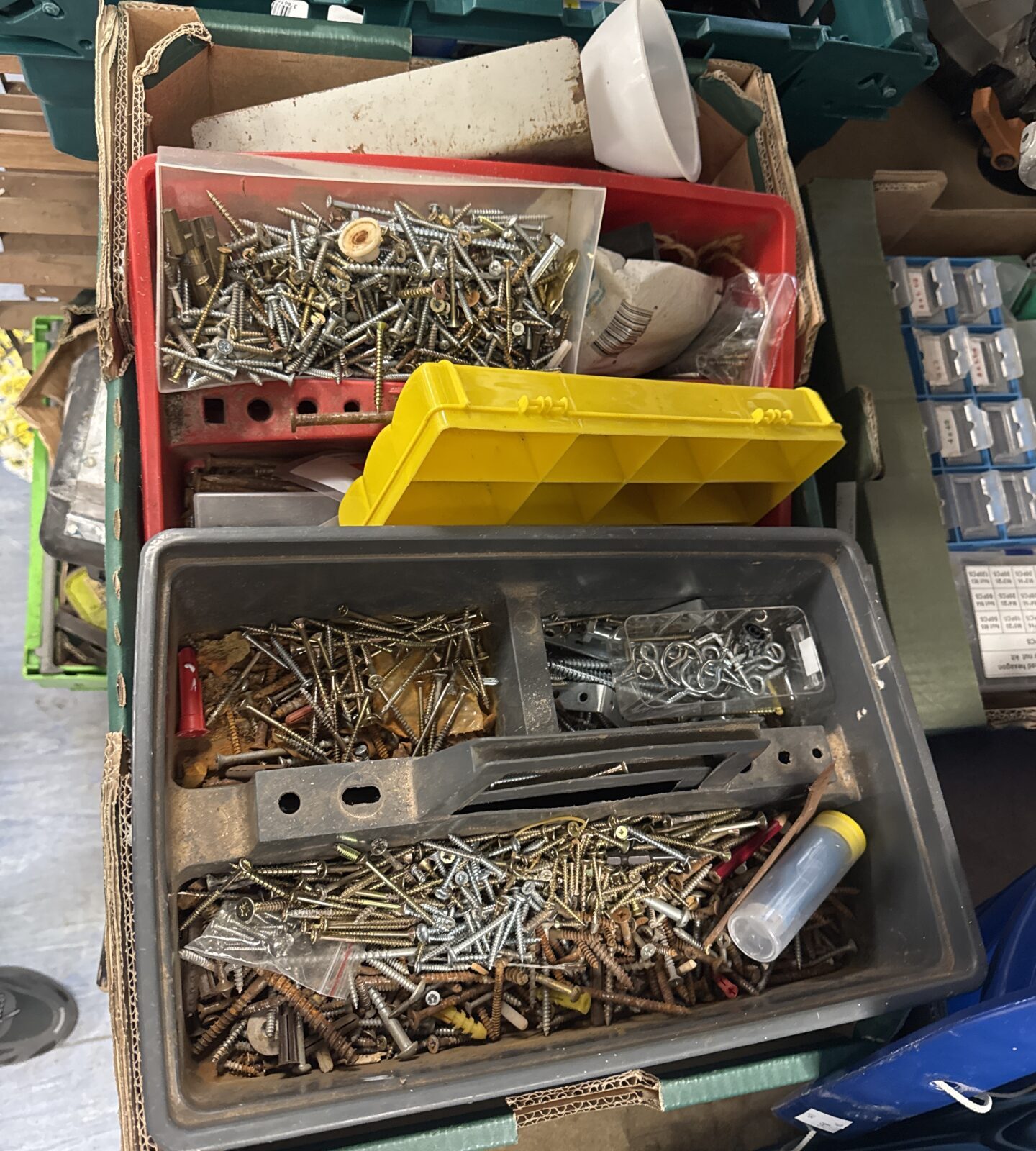 Tray of mixed items inc large quantity of mixed screws