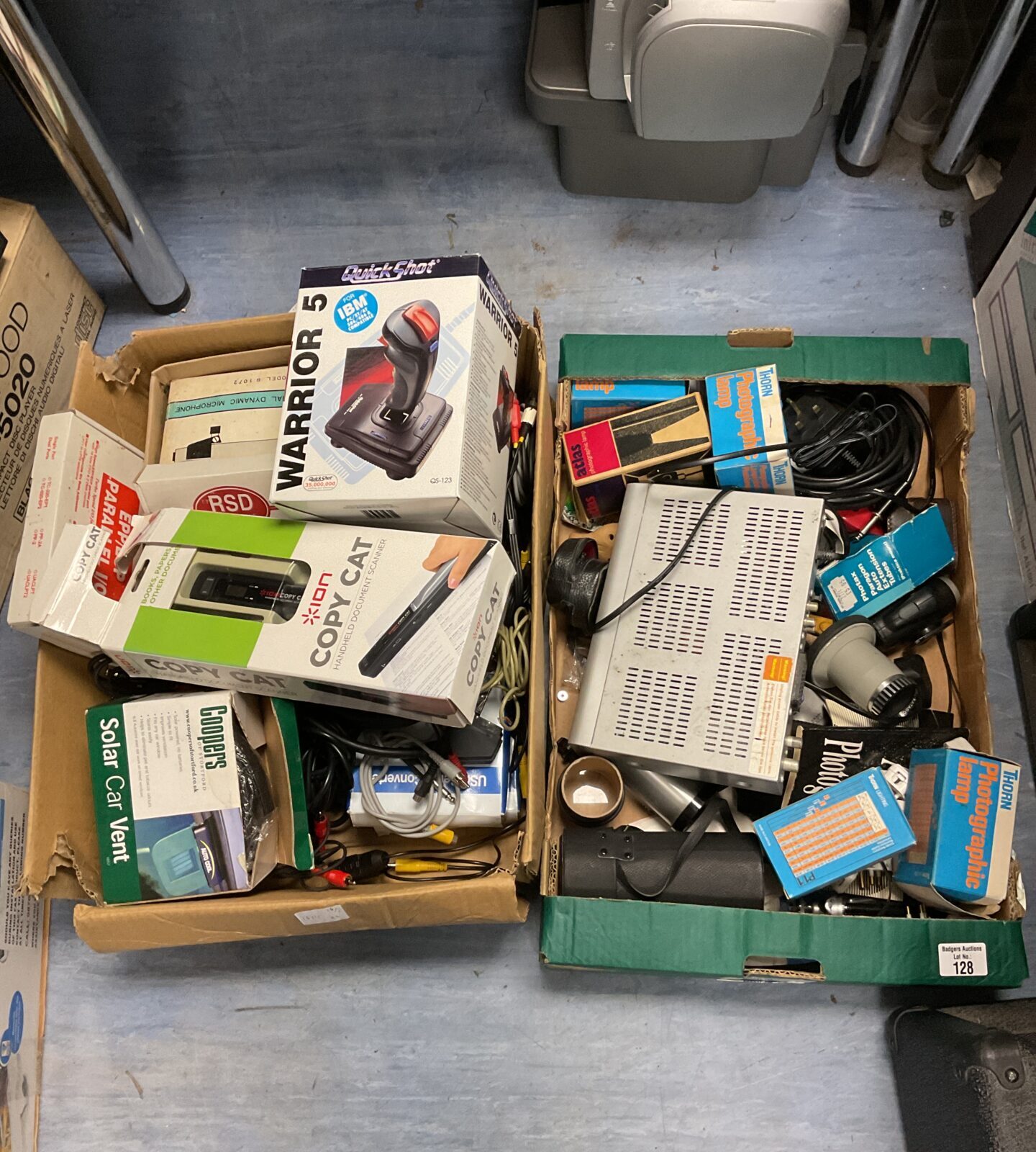 Two trays of mixed electricals & photography accessories