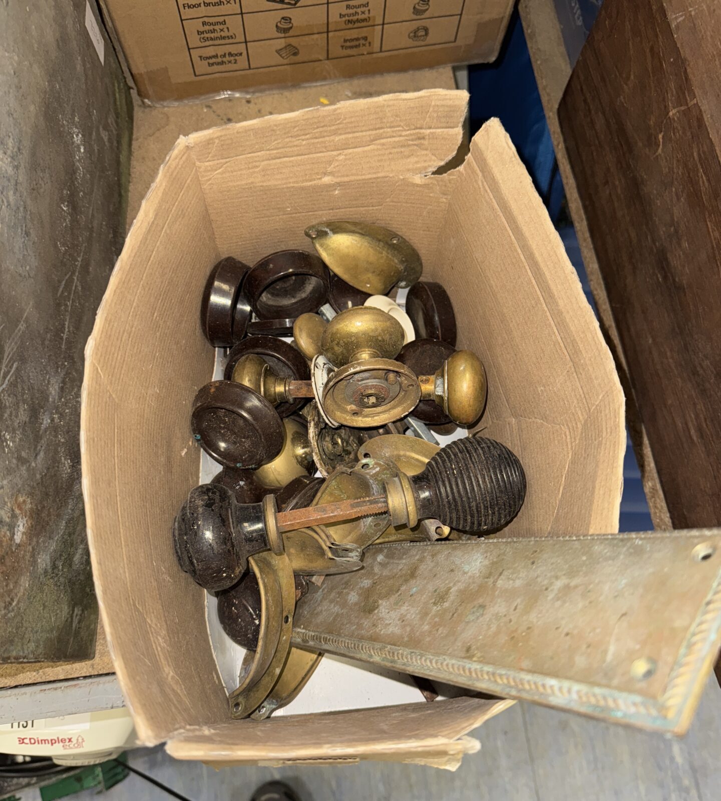 Small box of mixed items inc vintage brass door furniture
