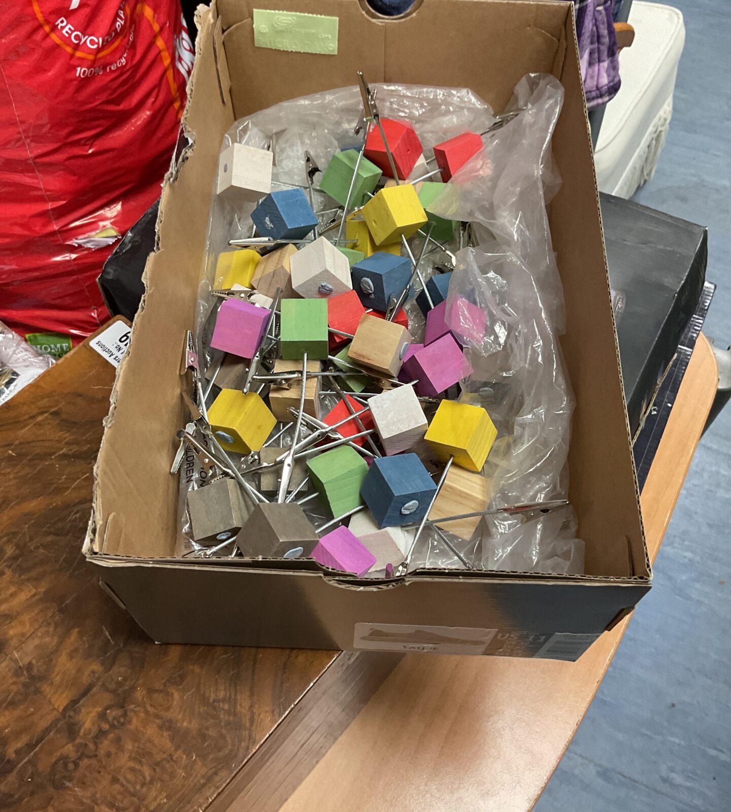 Box of postitnote holders