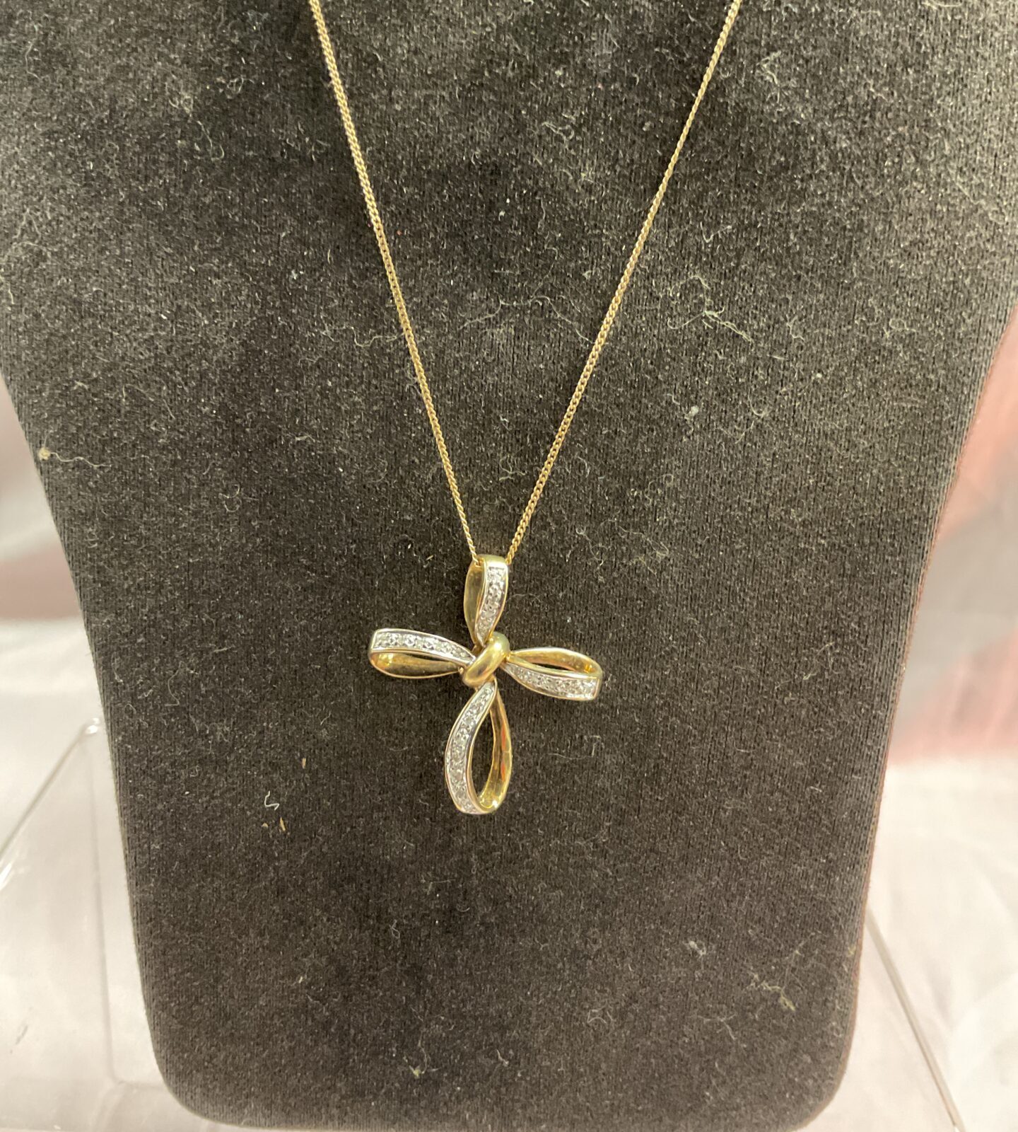9ct gold and diamond pendant necklace