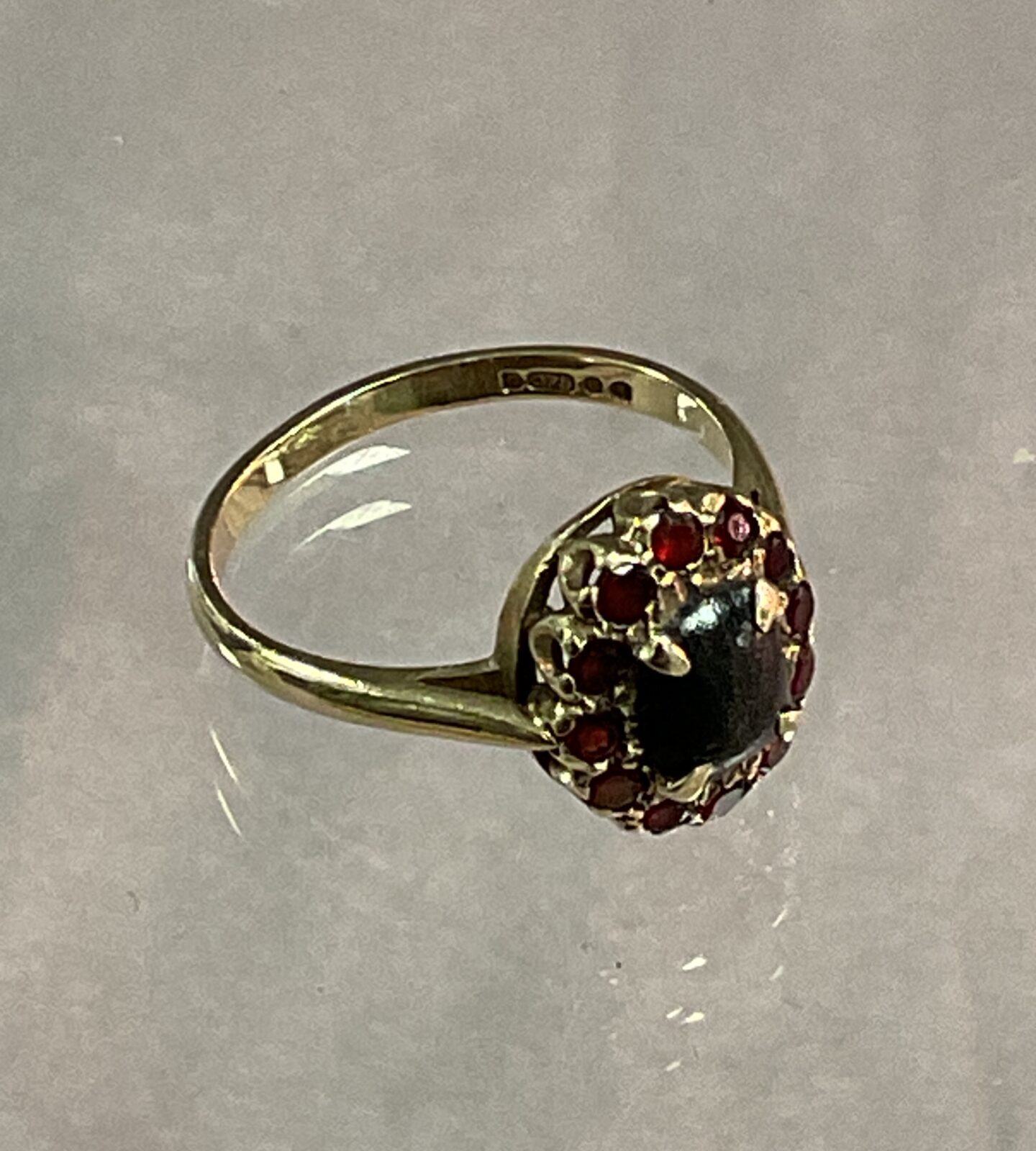 9ct gold black and red stone ring size N 2.43g gross